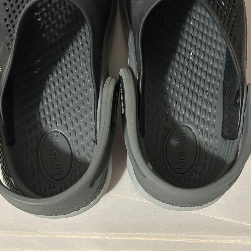 Kids LiteRide Crocs Black and Gray Clogs‎ - Picture 4 of 6